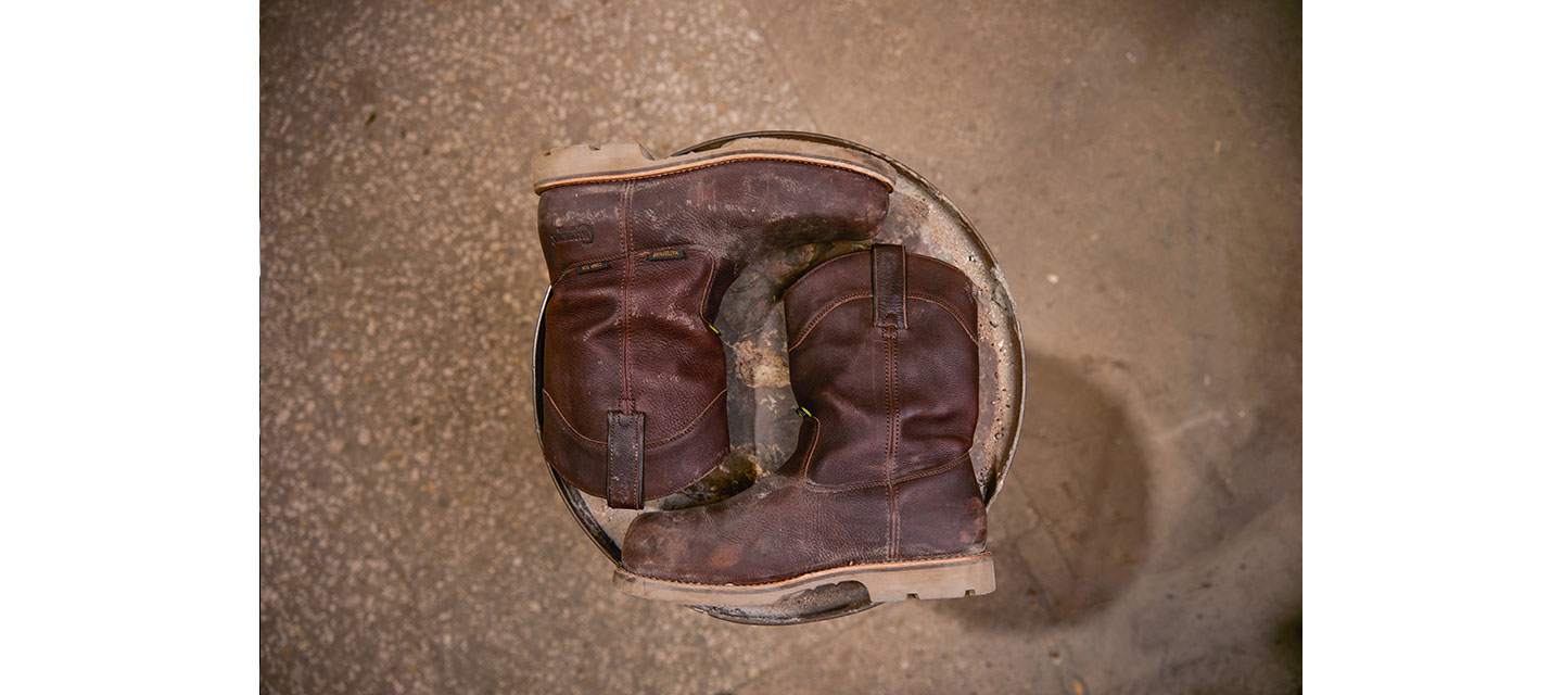 Botas Serious Plus 10" resistentes a perforaciones con puntera de nanocomposici&oacute;n impermeable y protecci&oacute;n metatarsal en color brezo aceitado (marr&oacute;n).